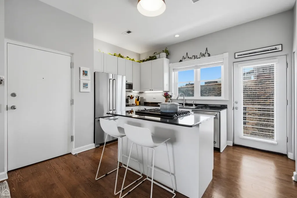 645 West Surf Street Chicago IL 60657