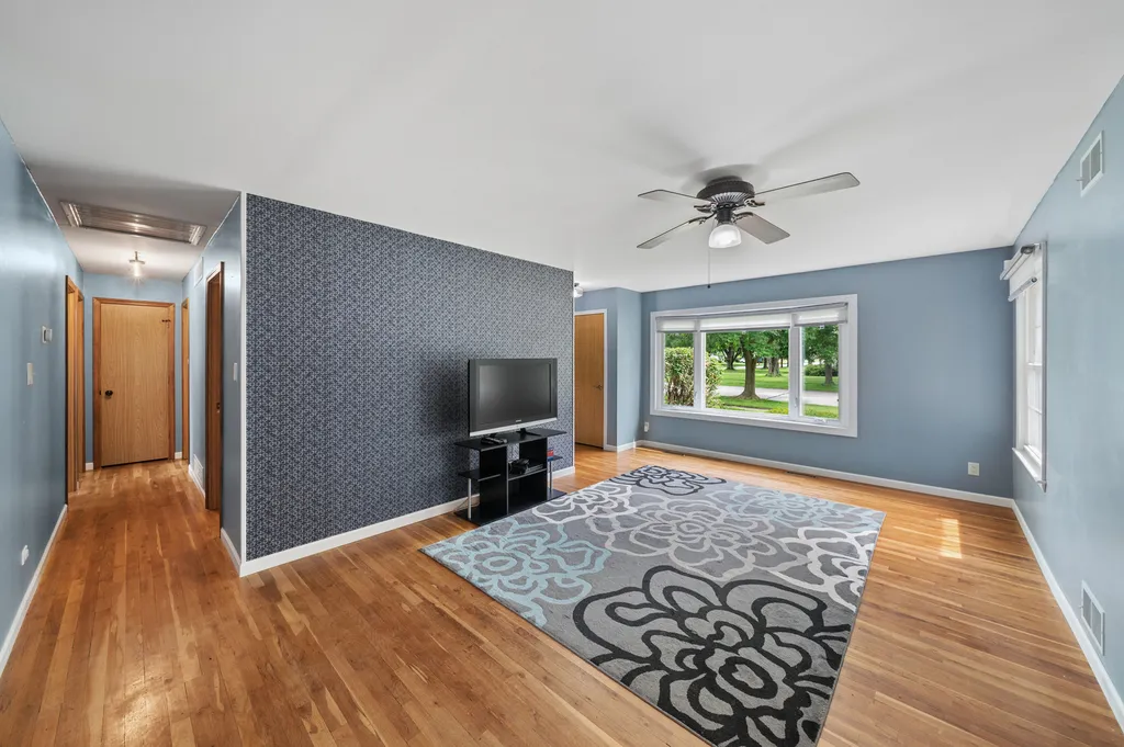 30W044 Bruce Lane Naperville IL 60563