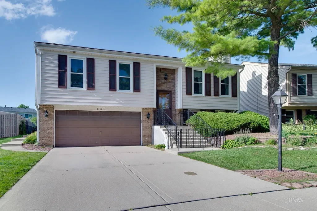 834 Edenwood Drive Roselle IL 60172