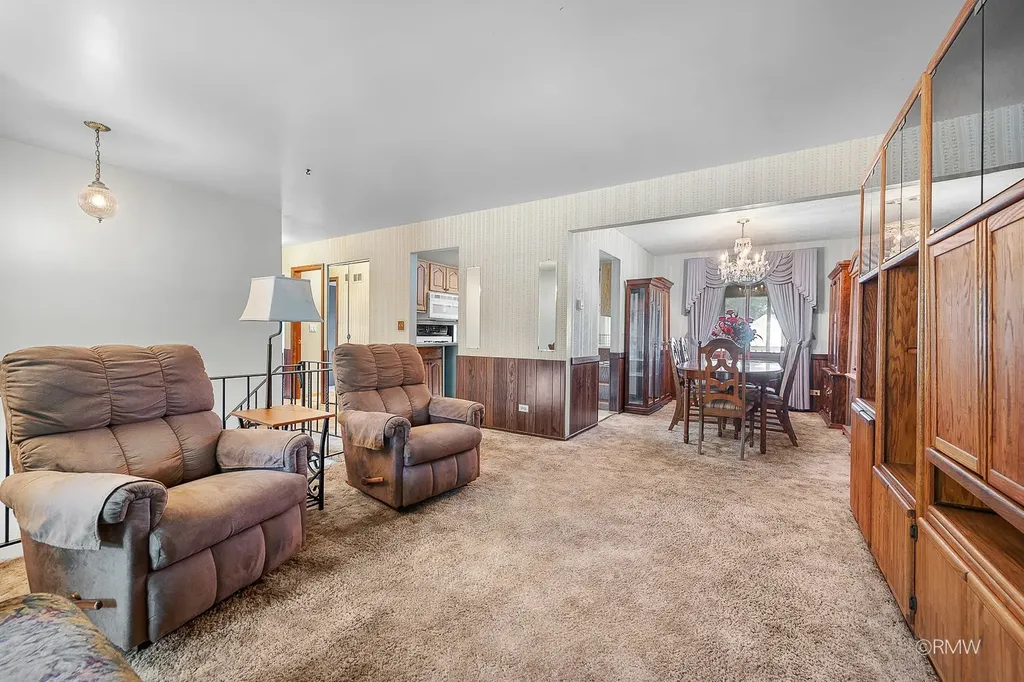834 Edenwood Drive Roselle IL 60172