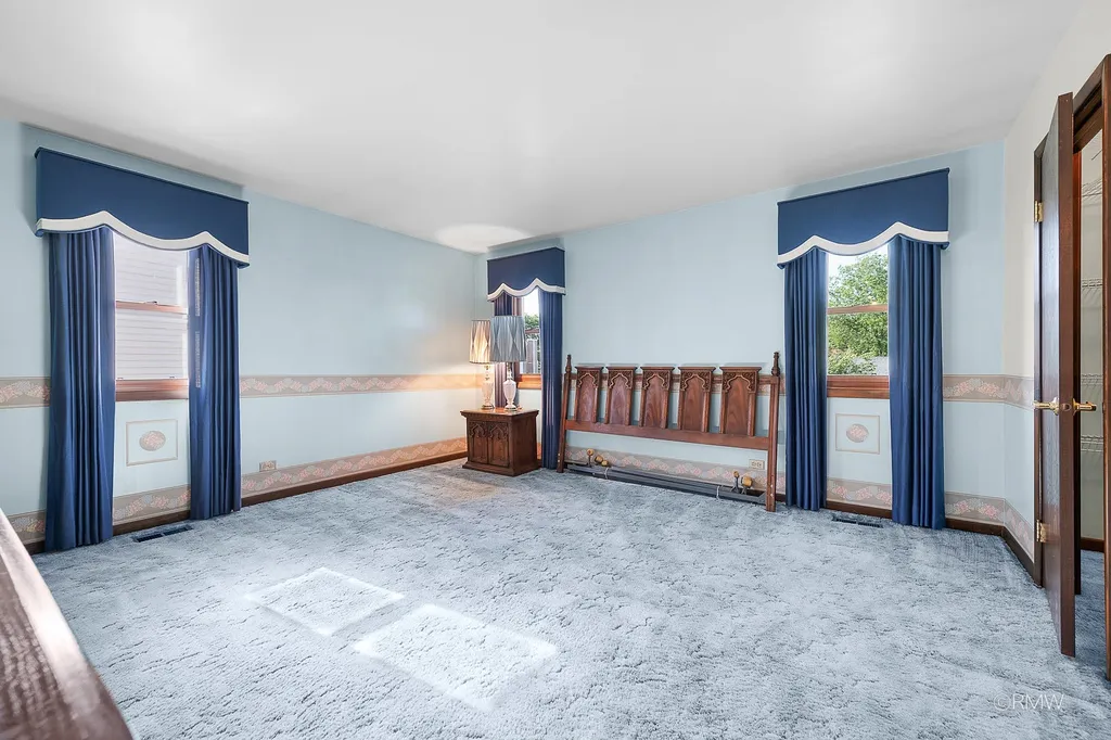 834 Edenwood Drive Roselle IL 60172