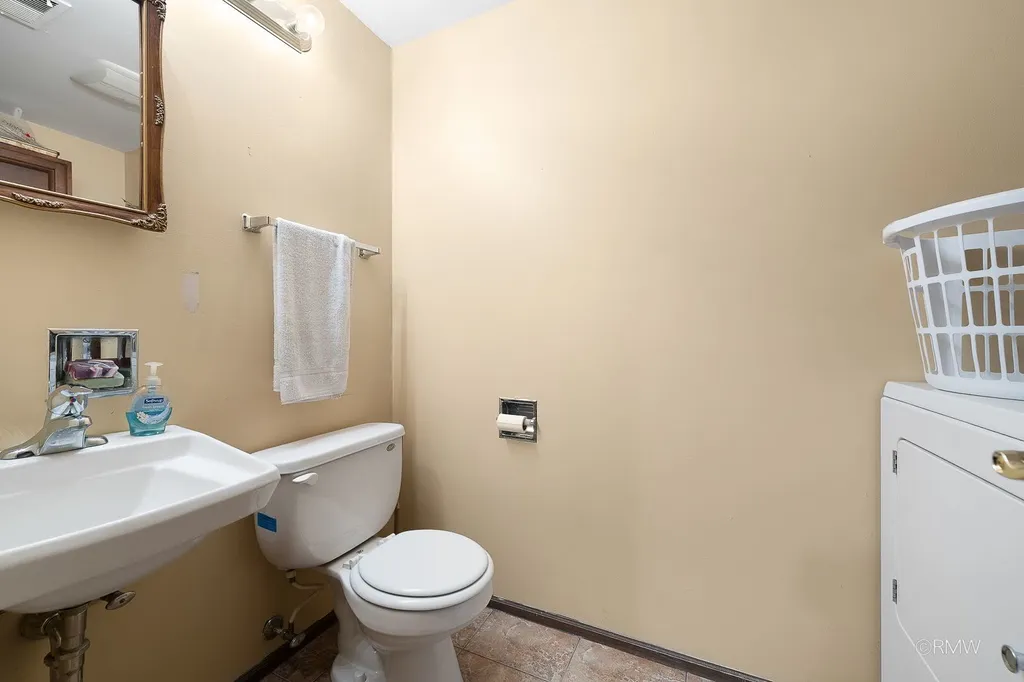 834 Edenwood Drive Roselle IL 60172