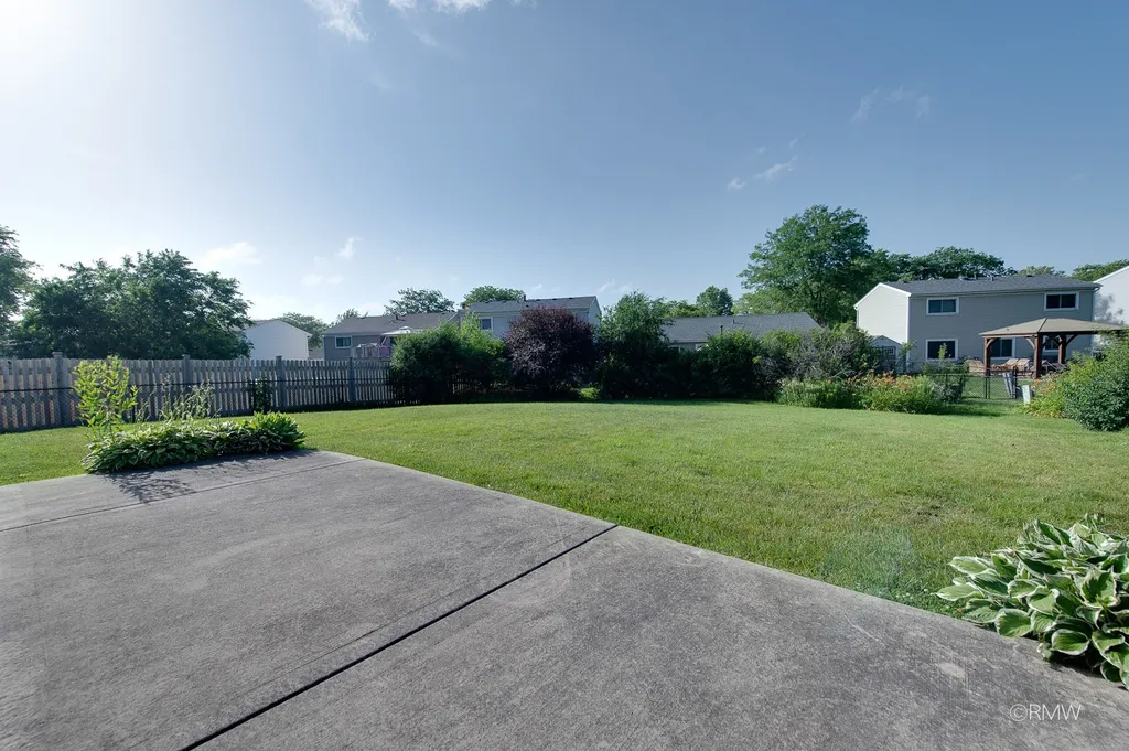 834 Edenwood Drive Roselle IL 60172