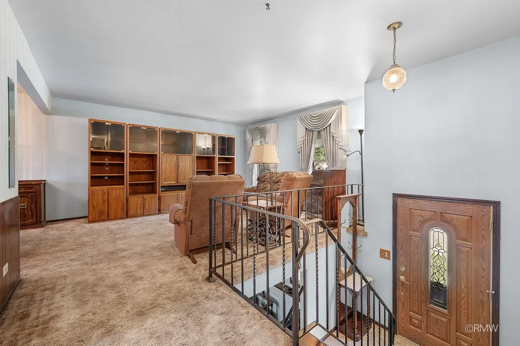 834 Edenwood Drive Roselle IL 60172