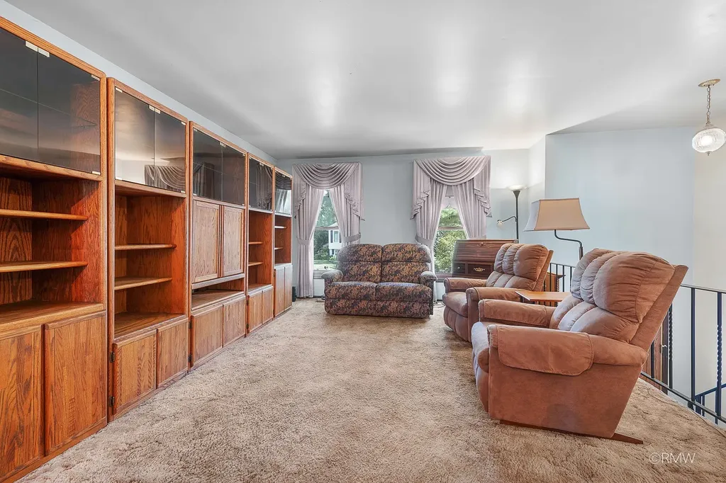 834 Edenwood Drive Roselle IL 60172