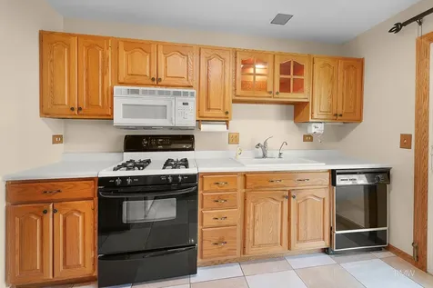 834 Edenwood Drive Roselle IL 60172
