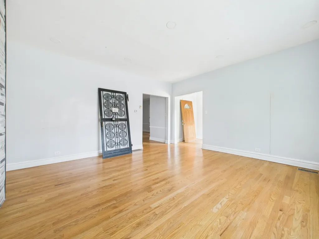 7826 South Paxton Avenue Chicago IL 60649