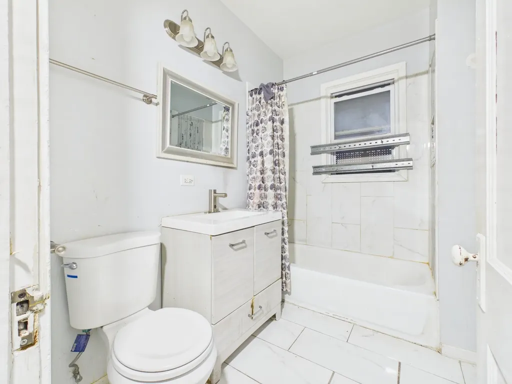 7826 South Paxton Avenue Chicago IL 60649