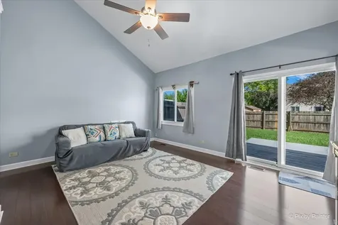 1483 North Pembroke Drive South Elgin IL 60177