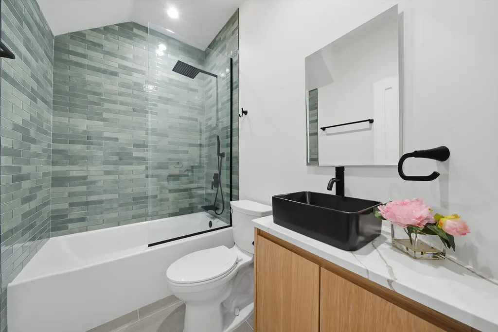 2334 North Oakley Avenue Chicago IL 60647