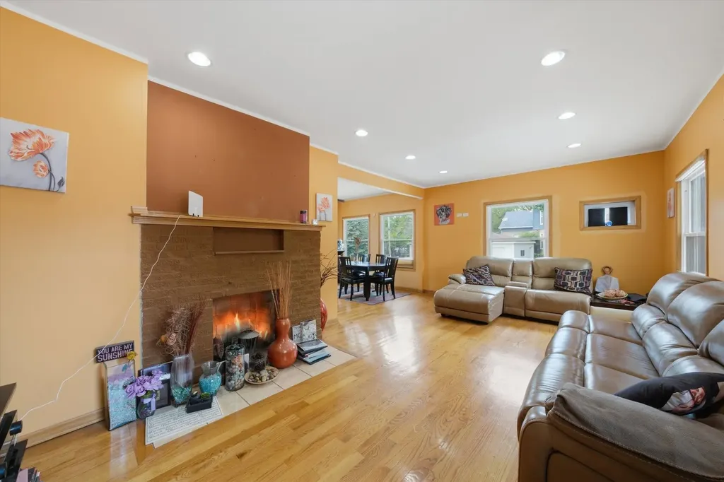 1615 West Beverly Glen Parkway Chicago IL 60643