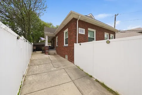 1615 West Beverly Glen Parkway Chicago IL 60643