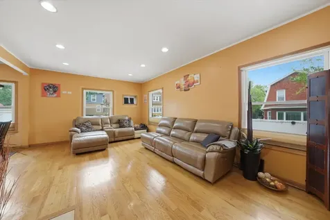 1615 West Beverly Glen Parkway Chicago IL 60643