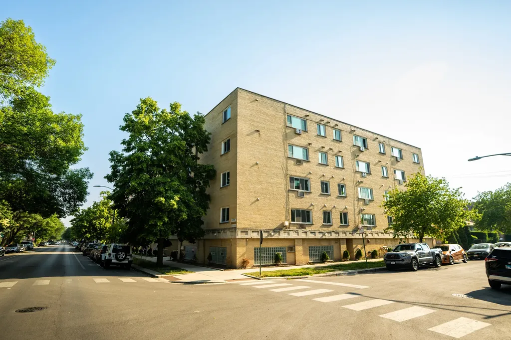 2001 West Summerdale Avenue Chicago IL 60625