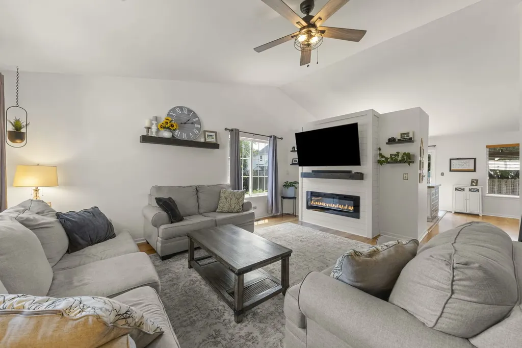 1969 Conway Lane Aurora IL 60503