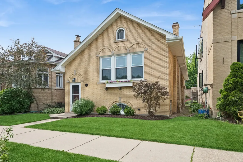 7448 North Rockwell Street Chicago IL 60645