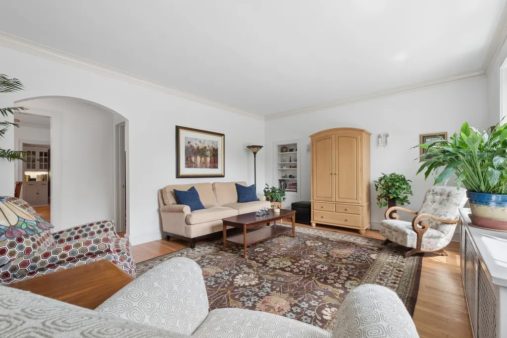 7448 North Rockwell Street Chicago IL 60645