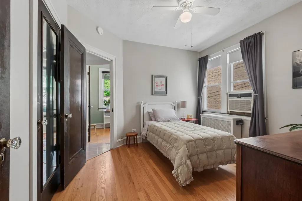 7448 North Rockwell Street Chicago IL 60645