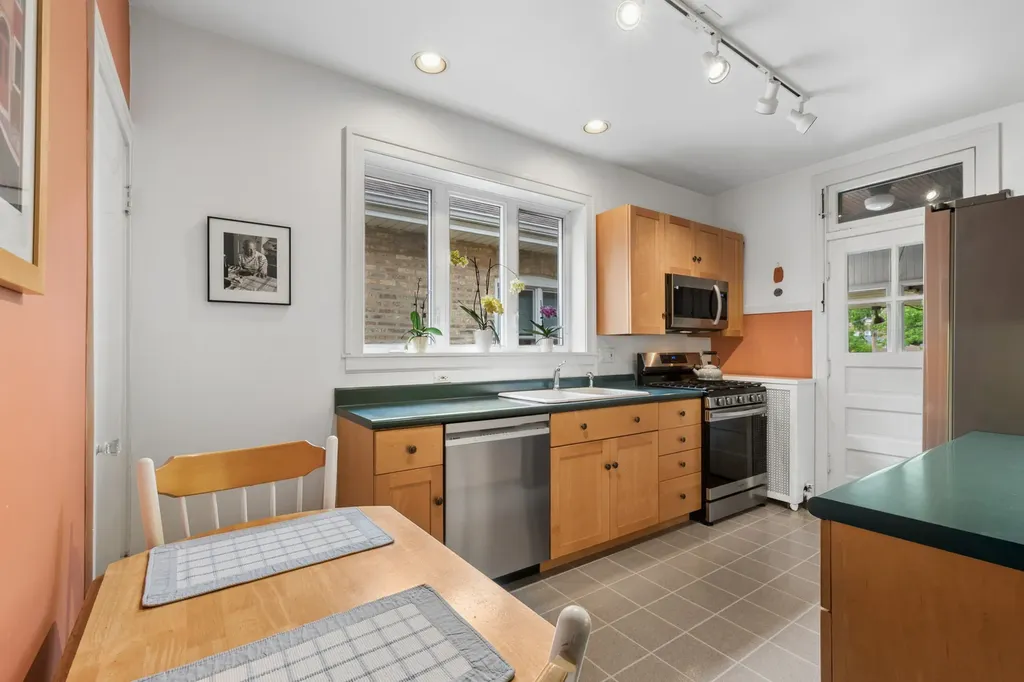 7448 North Rockwell Street Chicago IL 60645