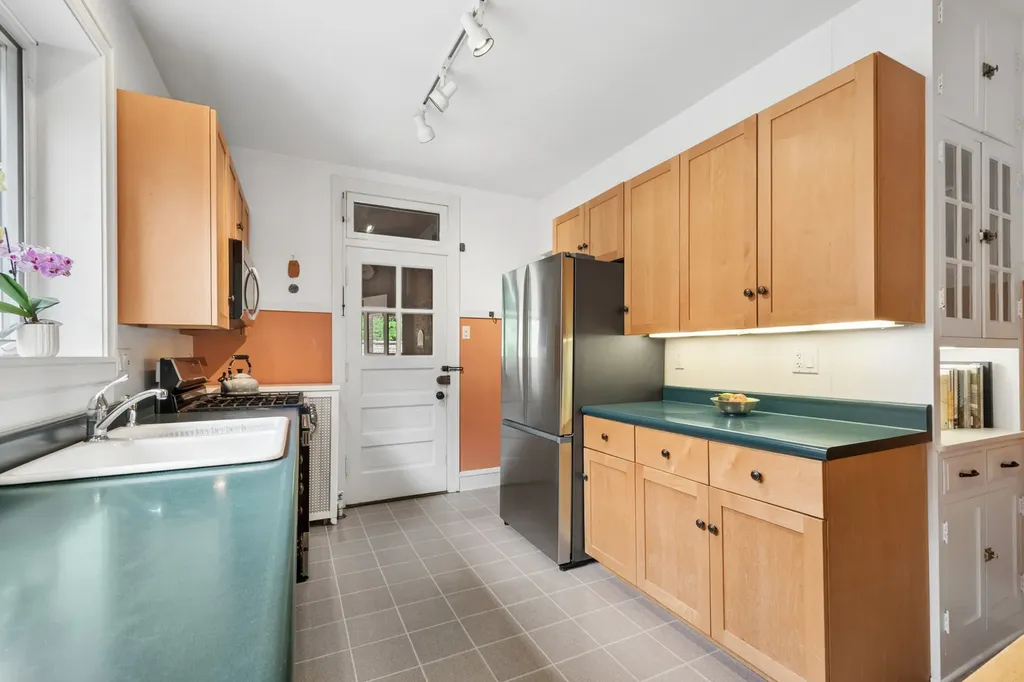 7448 North Rockwell Street Chicago IL 60645