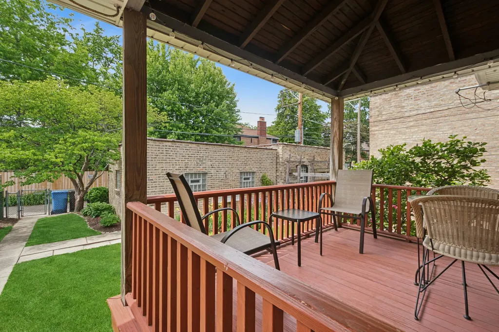 7448 North Rockwell Street Chicago IL 60645