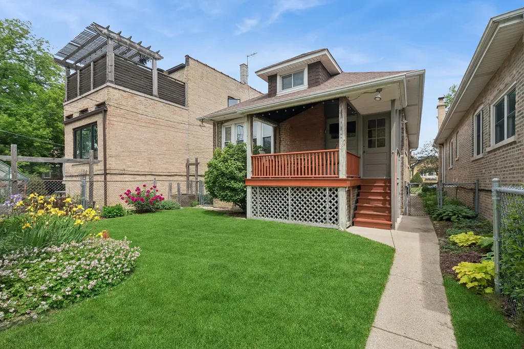 7448 North Rockwell Street Chicago IL 60645