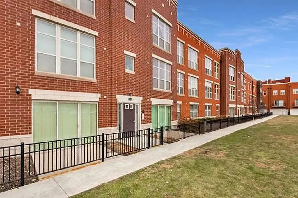 318 East 25th Street E Chicago IL 60616
