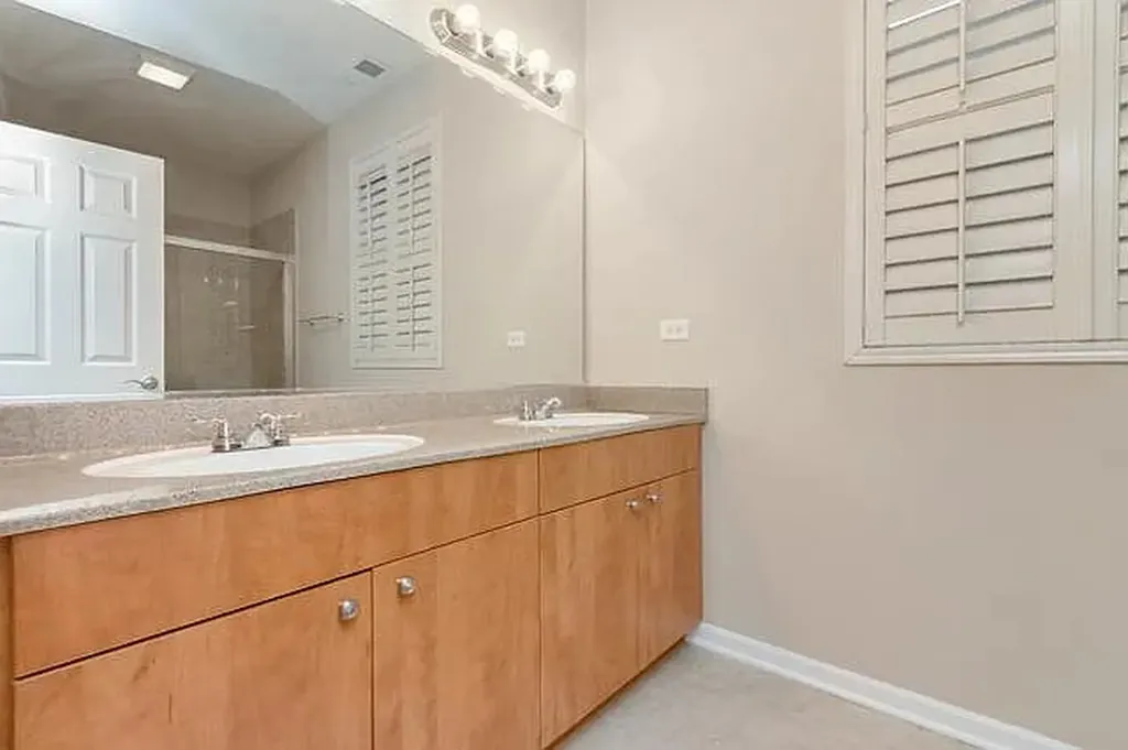 318 East 25th Street E Chicago IL 60616