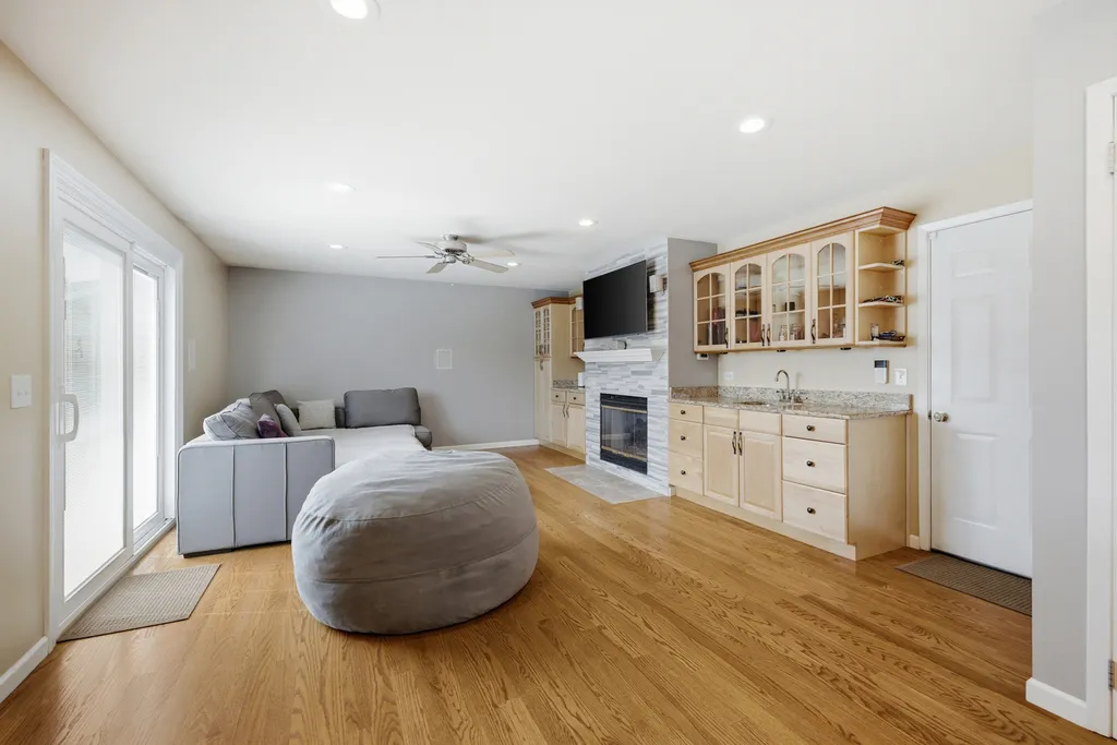 953 Moccasin Court Carol Stream IL 60188
