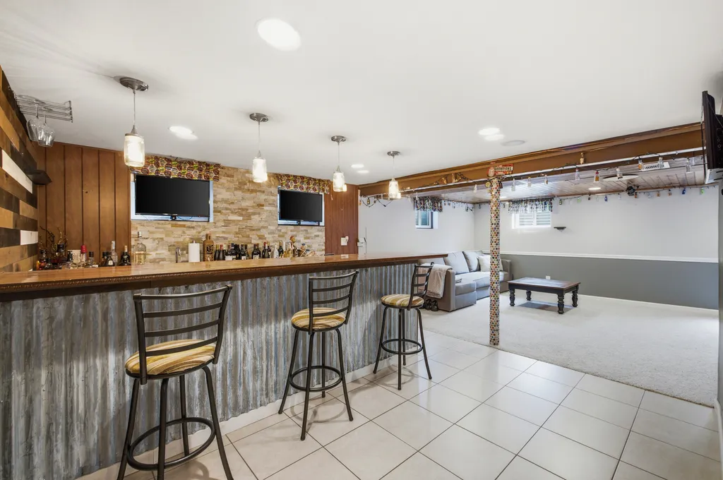 953 Moccasin Court Carol Stream IL 60188