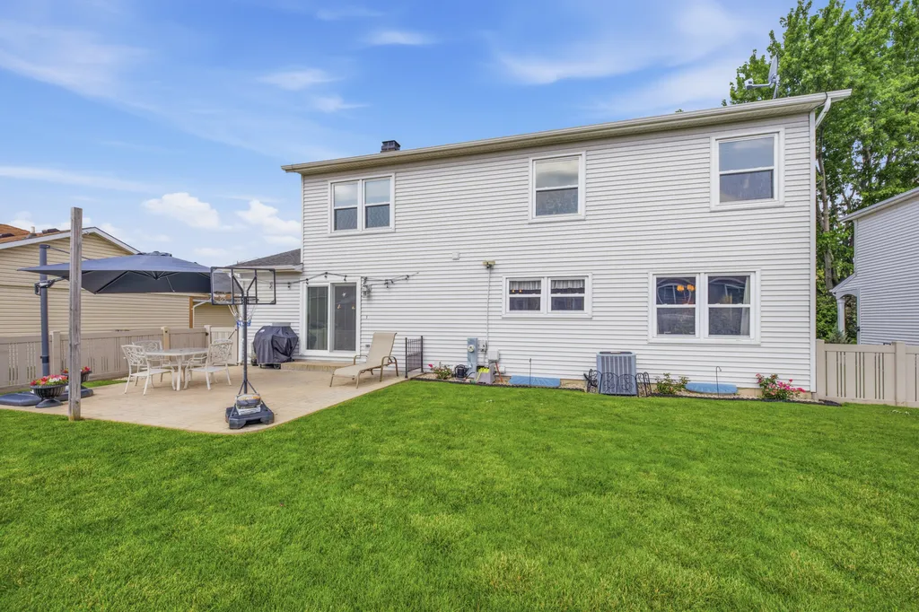 953 Moccasin Court Carol Stream IL 60188