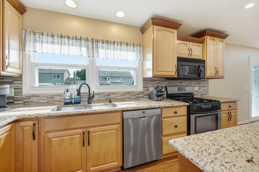 953 Moccasin Court Carol Stream IL 60188