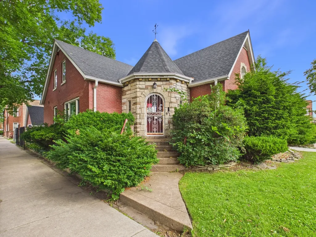 8156 South Paxton Avenue Chicago IL 60617