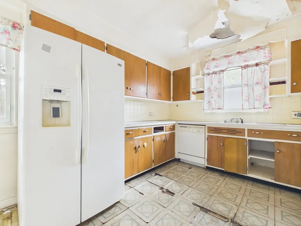 8156 South Paxton Avenue Chicago IL 60617
