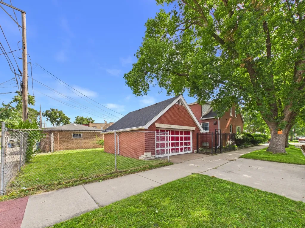 8156 South Paxton Avenue Chicago IL 60617