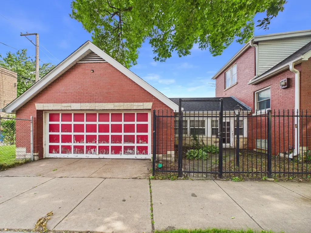 8156 South Paxton Avenue Chicago IL 60617