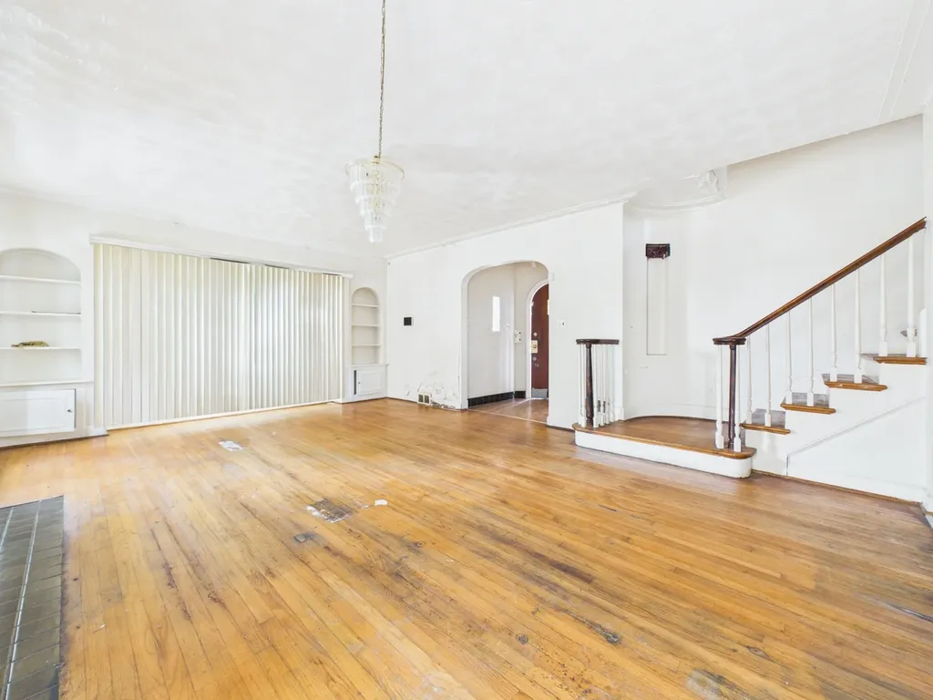 8156 South Paxton Avenue Chicago IL 60617