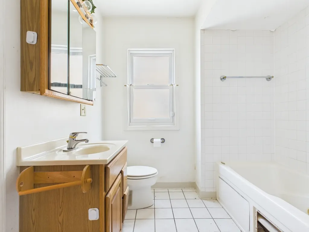 8156 South Paxton Avenue Chicago IL 60617