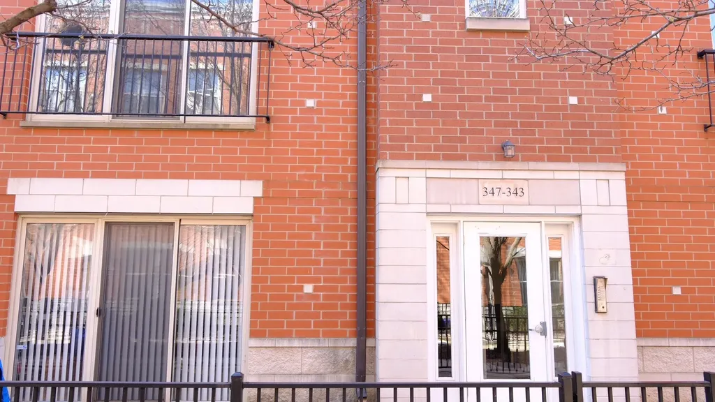 347 East 25th Place Chicago IL 60616