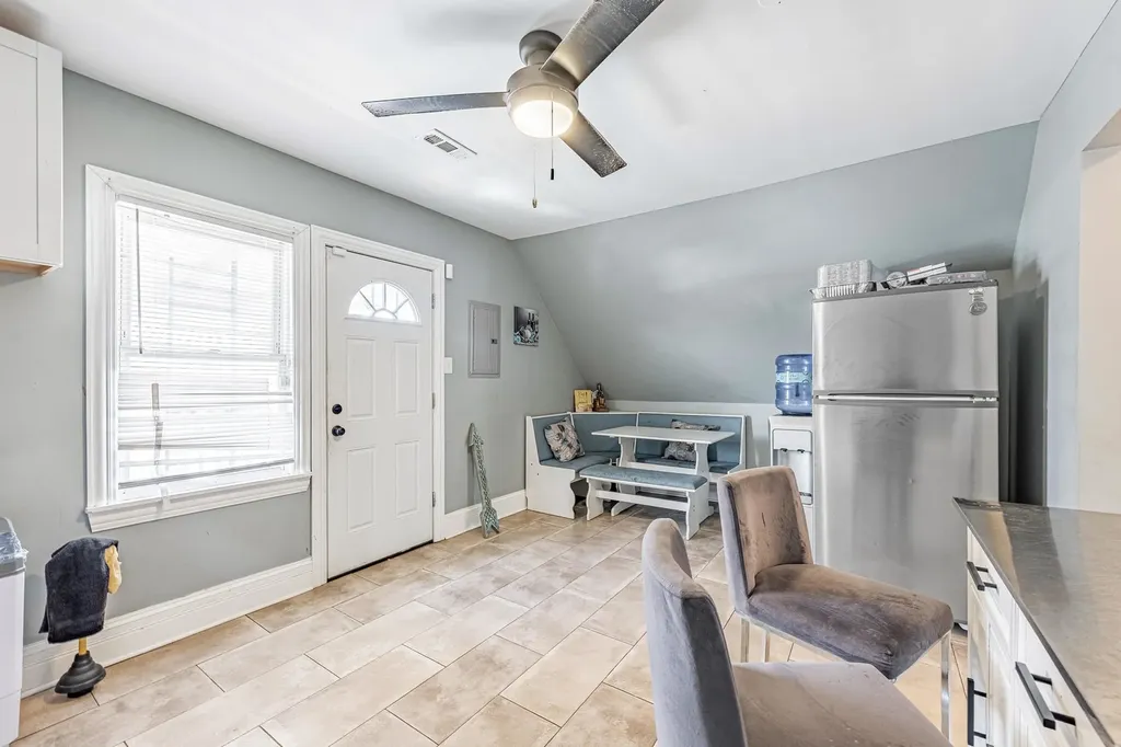 10044 South La Salle Street Chicago IL 60628