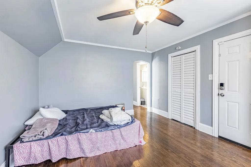 10044 South La Salle Street Chicago IL 60628