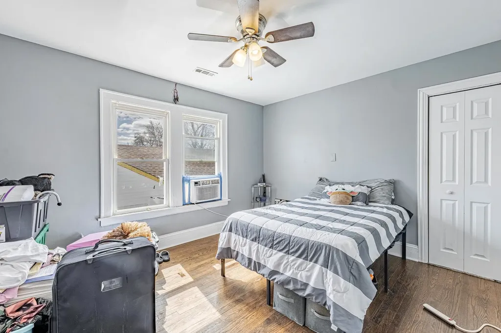 10044 South La Salle Street Chicago IL 60628