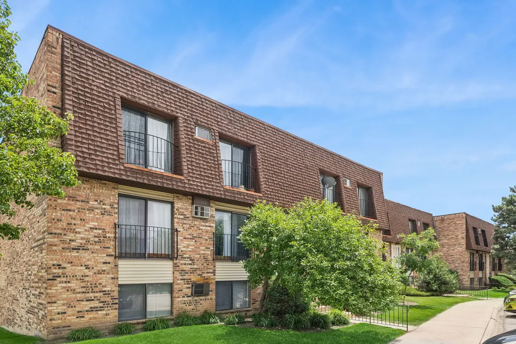 175 North Waters Edge Drive Glendale Heights IL 60139