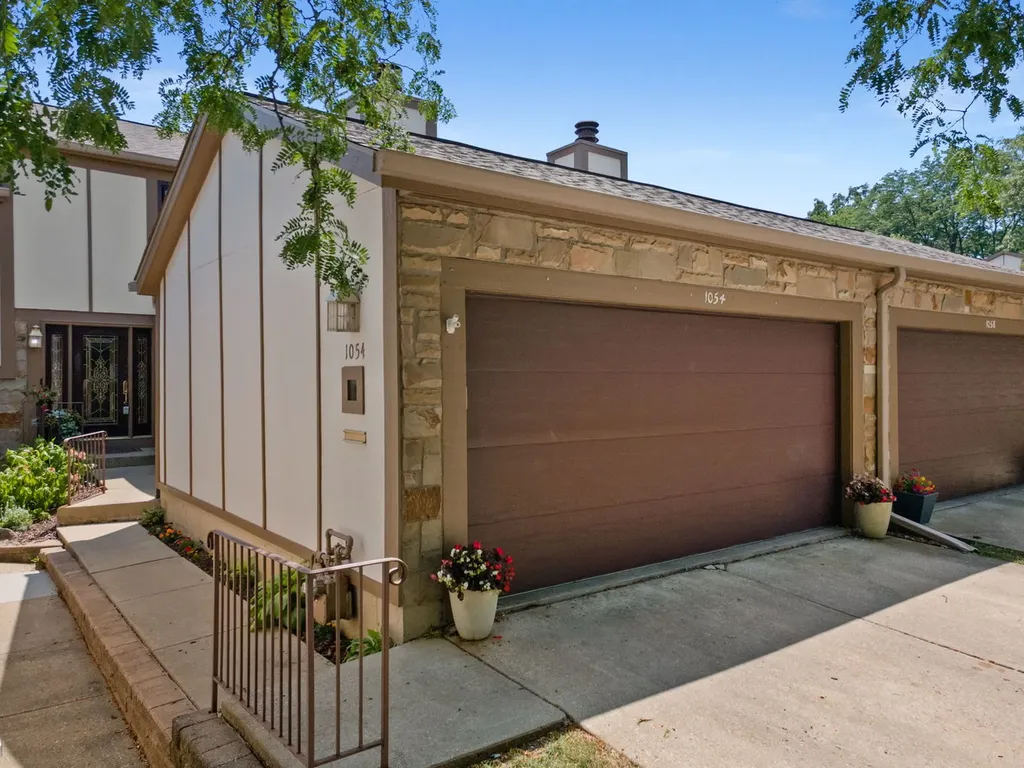 1054 Oakview Drive Wheaton IL 60187