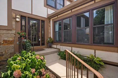 1054 Oakview Drive Wheaton IL 60187