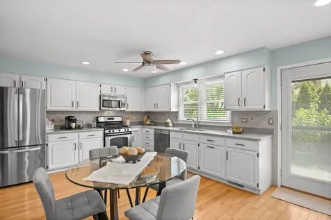 1054 Oakview Drive Wheaton IL 60187