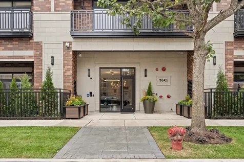 3951 North Wayne Avenue Chicago IL 60613