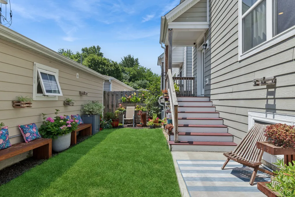 6092 North Sauganash Avenue Chicago IL 60646