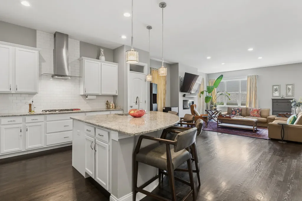 6092 North Sauganash Avenue Chicago IL 60646