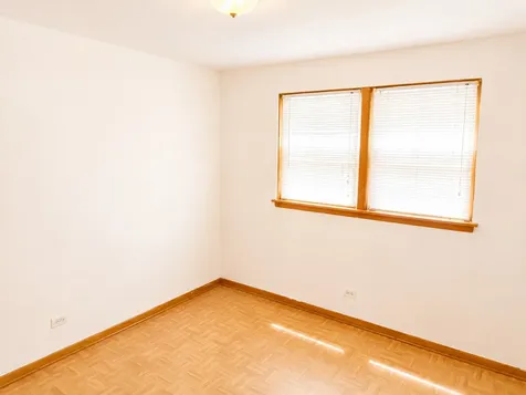 7562 Waukegan Road Niles IL 60714